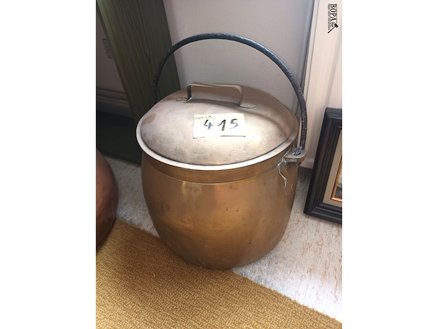 Lot 415 - koperen ketel met deksel - afbeelding 1 van  2