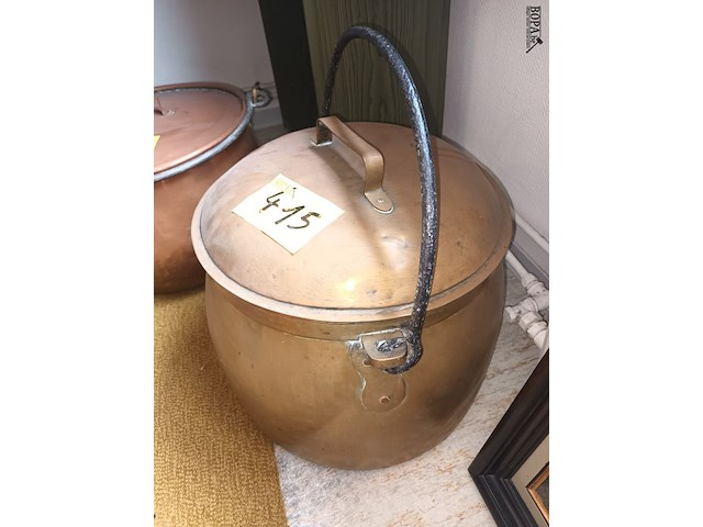 Lot 415 - koperen ketel met deksel - afbeelding 2 van  2