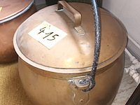 Lot 415 - koperen ketel met deksel - afbeelding 2 van  2