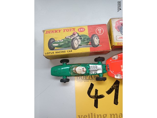 Lot 416 - dinky toys lotus en alfa romeo - afbeelding 2 van  3