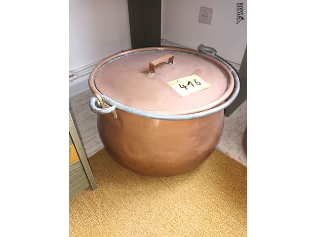 Lot 416 - koperen ketel met deksel - afbeelding 2 van  3
