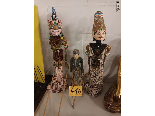 Lot 416 - poppen op sokkel. 3 stuks - afbeelding 1 van  5