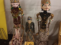 Lot 416 - poppen op sokkel. 3 stuks - afbeelding 1 van  5