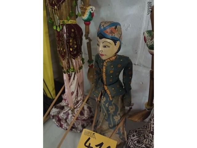 Lot 416 - poppen op sokkel. 3 stuks - afbeelding 3 van  5