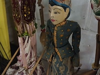 Lot 416 - poppen op sokkel. 3 stuks - afbeelding 3 van  5