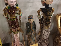 Lot 416 - poppen op sokkel. 3 stuks - afbeelding 5 van  5