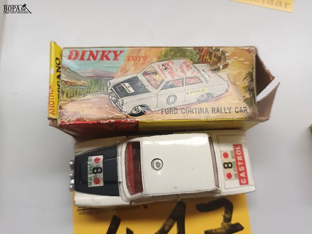 Lot 417 - dinky toys ford cortina - afbeelding 2 van  3