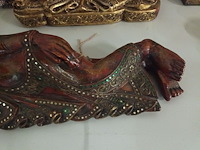 Lot 417 - houten beeld liggende boeddha - afbeelding 3 van  3