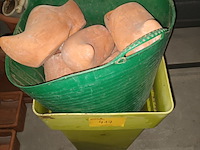 Lot 417 - klompen, mand en pot. 9 stuks - afbeelding 2 van  3