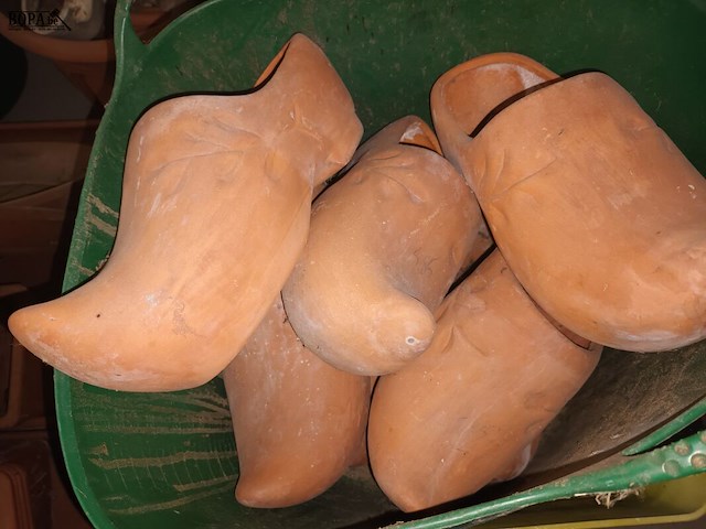 Lot 417 - klompen, mand en pot. 9 stuks - afbeelding 3 van  3