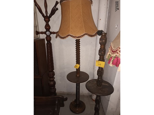 Lot 419 - houten vloerlamp met kap - afbeelding 1 van  4