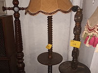 Lot 419 - houten vloerlamp met kap - afbeelding 1 van  4
