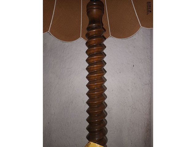 Lot 419 - houten vloerlamp met kap - afbeelding 2 van  4