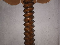 Lot 419 - houten vloerlamp met kap - afbeelding 2 van  4