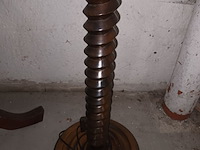 Lot 419 - houten vloerlamp met kap - afbeelding 3 van  4