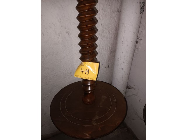 Lot 419 - houten vloerlamp met kap - afbeelding 4 van  4