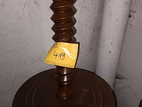 Lot 419 - houten vloerlamp met kap - afbeelding 4 van  4