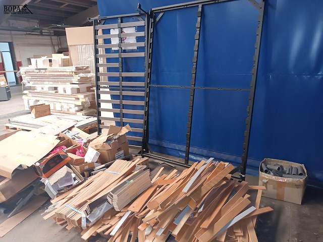 Lot 419 - lot onderdelen voor lattenbodems - afbeelding 1 van  5