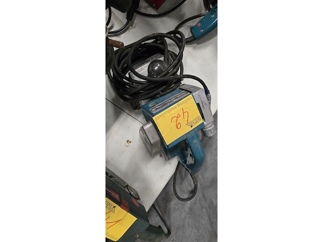 Lot 42 - bandschuurmachine makita - afbeelding 1 van  3