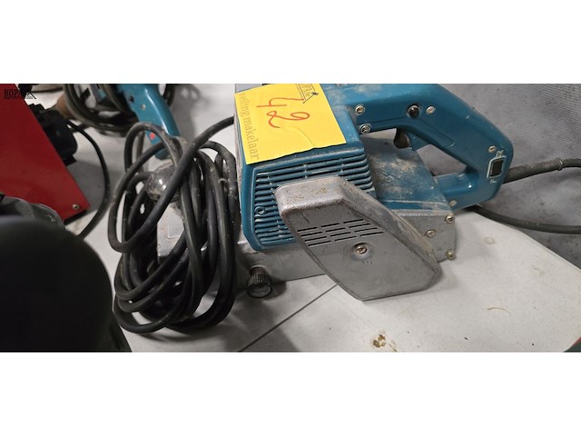 Lot 42 - bandschuurmachine makita - afbeelding 2 van  3
