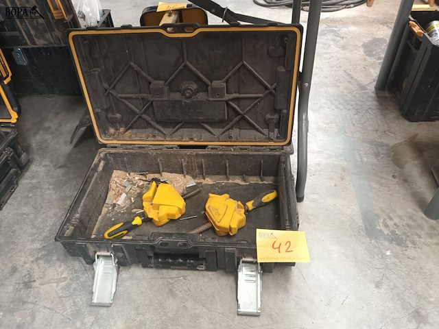 Lot 42 - dewalt materiaalkoffer met inhoud - afbeelding 2 van  4
