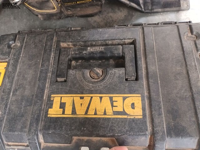 Lot 42 - dewalt materiaalkoffer met inhoud - afbeelding 3 van  4