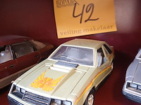 Lot 42 - ford auto’s op schaal. 3 stuks - afbeelding 3 van  9