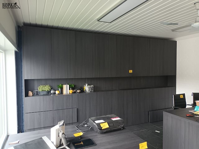 Lot 42 - grijze wandkast - afbeelding 1 van  4
