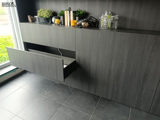 Lot 42 - grijze wandkast - afbeelding 2 van  4
