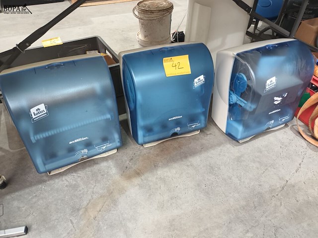 Lot 42 - handdoekpapier dispenser lotus. 3 stuks - afbeelding 1 van  3