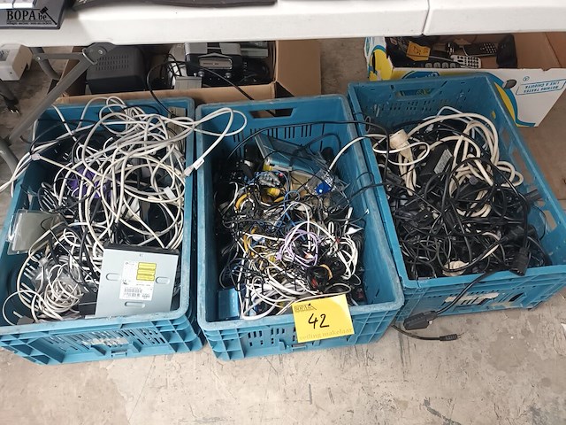 Lot 42 - kabels en accessoires voor computers - afbeelding 1 van  4