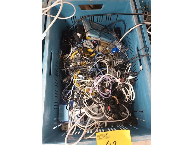 Lot 42 - kabels en accessoires voor computers - afbeelding 3 van  4