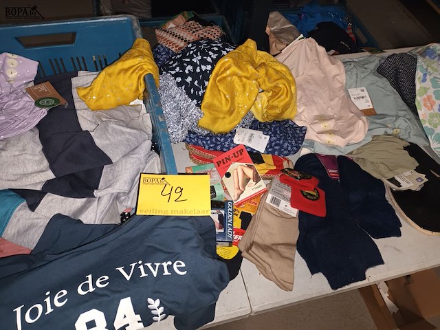 Lot 42 - lot kledij - afbeelding 1 van  6
