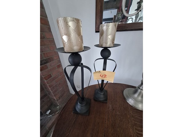 Lot 42 - metalen kandelaar. 2 stuks - afbeelding 1 van  1