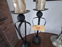Lot 42 - metalen kandelaar. 2 stuks - afbeelding 1 van  1