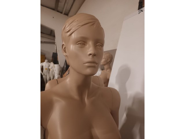 Lot 42 - paspop vrouw huidskleur op voet - afbeelding 3 van  3