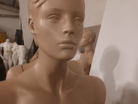Lot 42 - paspop vrouw huidskleur op voet - afbeelding 3 van  3