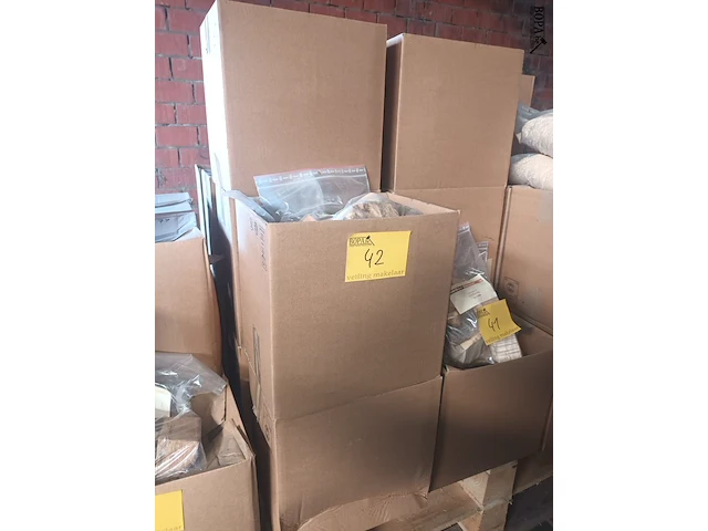Lot 42 - rookhout chunks eik 1 kg. 19 stuks - afbeelding 1 van  2