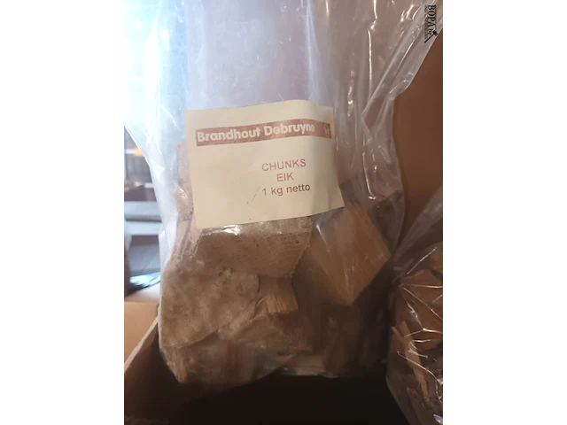 Lot 42 - rookhout chunks eik 1 kg. 19 stuks - afbeelding 2 van  2