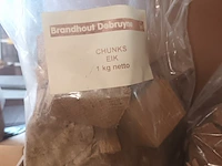 Lot 42 - rookhout chunks eik 1 kg. 19 stuks - afbeelding 2 van  2