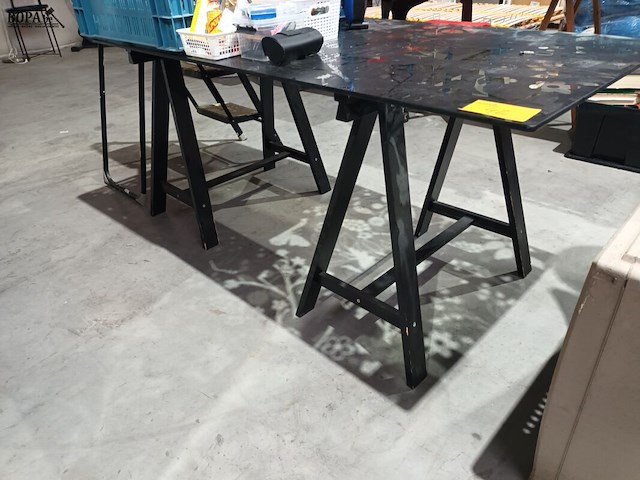 Lot 42 - tafel met glazen blad - afbeelding 1 van  3