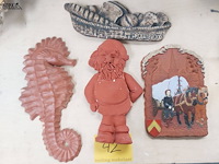 Lot 42 - terracotta wanddecoratie, 4 stuks - afbeelding 1 van  5
