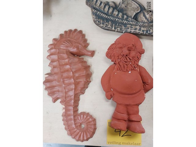 Lot 42 - terracotta wanddecoratie, 4 stuks - afbeelding 4 van  5