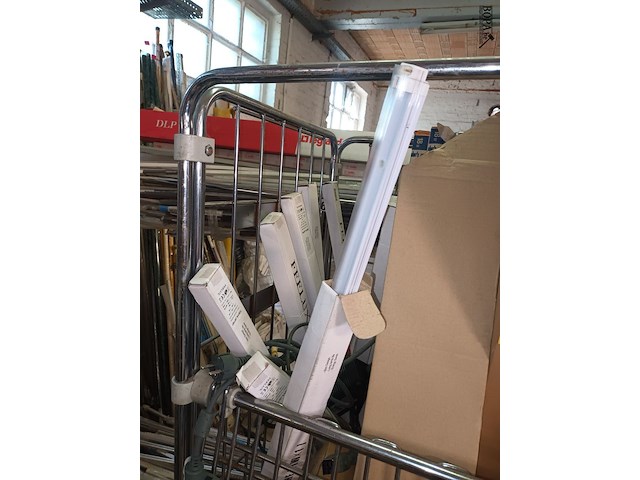 Lot 42 - tl lampen - afbeelding 1 van  5
