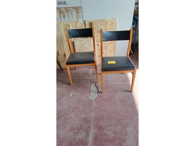 Lot 42 - vintage houten stoelen '60 met zwarte skai - rugleuning in s - afbeelding 1 van  4