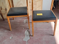 Lot 42 - vintage houten stoelen '60 met zwarte skai - rugleuning in s - afbeelding 1 van  4