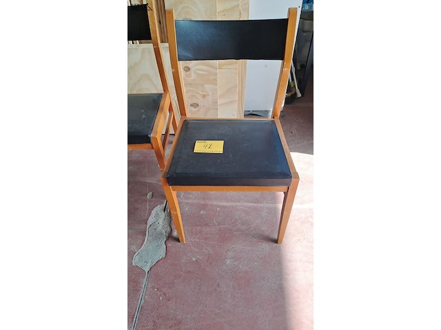 Lot 42 - vintage houten stoelen '60 met zwarte skai - rugleuning in s - afbeelding 2 van  4