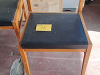 Lot 42 - vintage houten stoelen '60 met zwarte skai - rugleuning in s - afbeelding 2 van  4