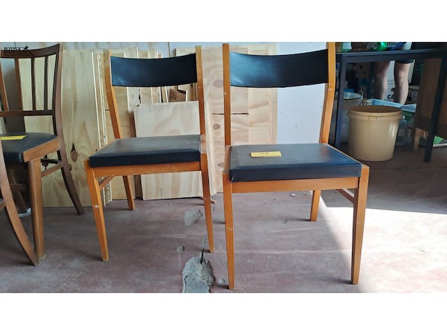 Lot 42 - vintage houten stoelen '60 met zwarte skai - rugleuning in s - afbeelding 3 van  4