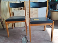 Lot 42 - vintage houten stoelen '60 met zwarte skai - rugleuning in s - afbeelding 3 van  4